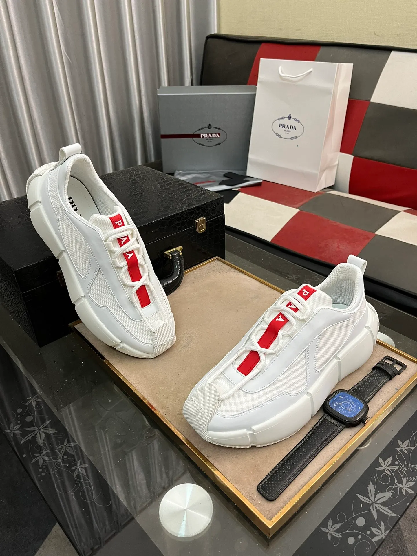Men's shoes 💰540⌚️⌚️ PRADA/Prada men's lace-up casual sports shoes, the upper is made of cowhide leather and breathable mesh. It is soft, comfortable and breathable. The tongue is decorated with the PRADA brand letter logo. The thick rubber sole echoes the red label tongue. The style is fashionable and elegant. The details are carefully crafted. A super fashionable casual sports shoe with excellent breathability!  Size: 38-443️⃣Colors available